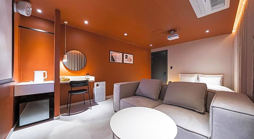 Croissant Hotel Guri by AanK