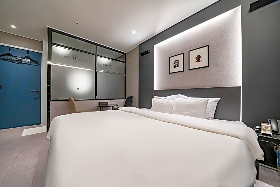 Hotel Hermes at Yongin Everland Station