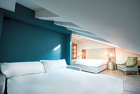 Quadruple Room (2 Adults + 2 Children)