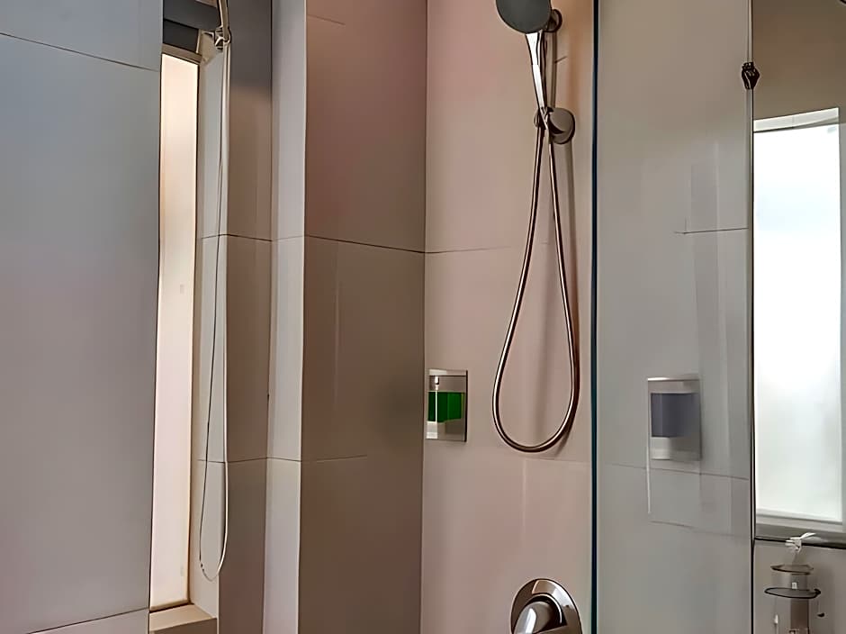 Dewarna Hotel Arifin