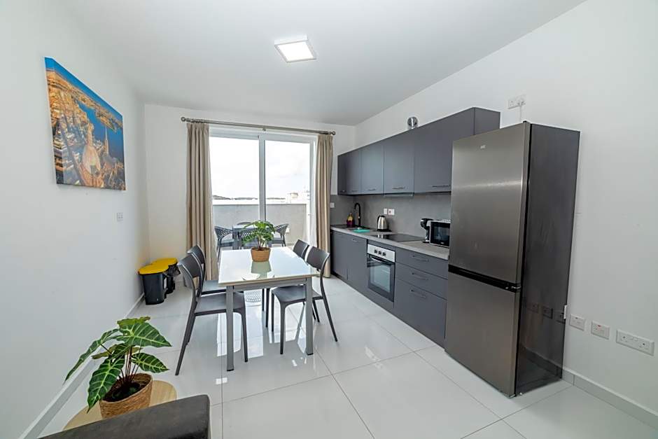 Spacious 2BR Apartment with Terrace - by HostMT