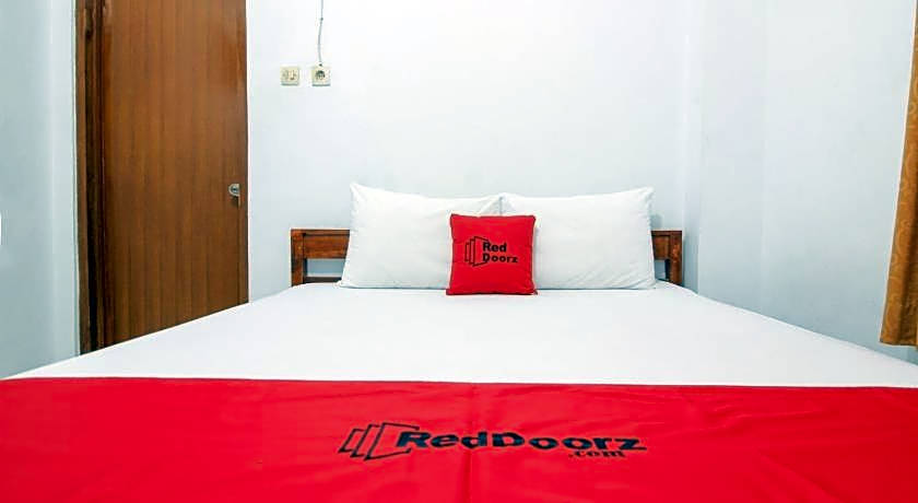 RedDoorz Plus near Alun Alun Selatan