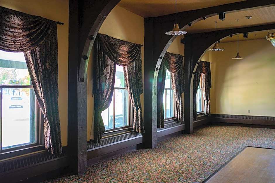 Sheridan Inn, B/W Signature Collection