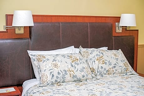 Queen Room (Shared Bathroom)