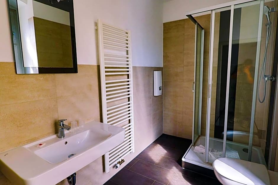 Ryde & Hyde Budget Hotel