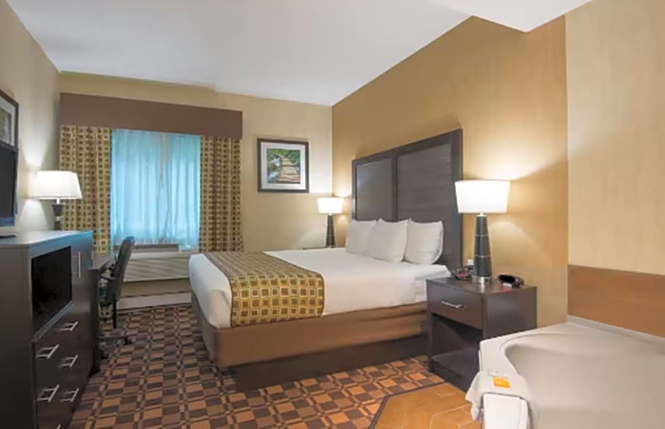 La Quinta Inn & Suites by Wyndham Buffalo Airport