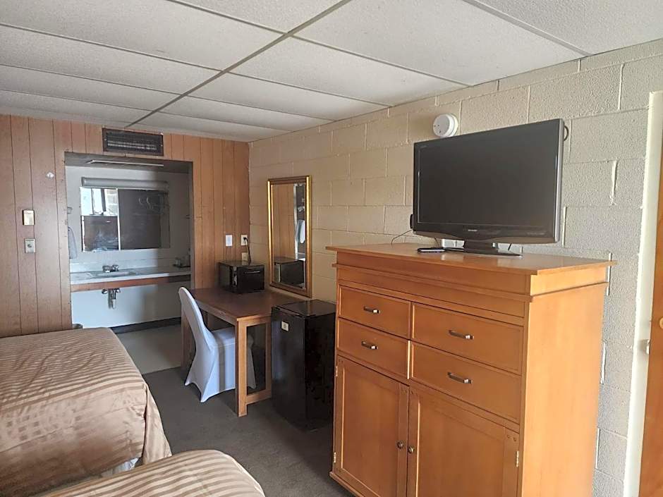 First Inn By OYO Quinter Hwy 70