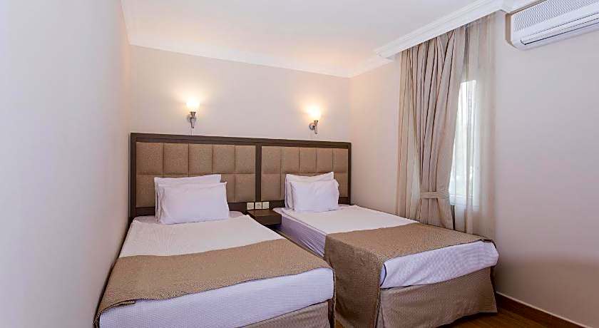 Moonshine Hotel & Suites