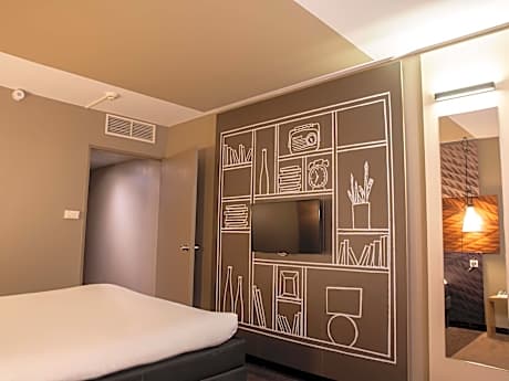 Standard room with 1 double bed, accessible to people with disabilities