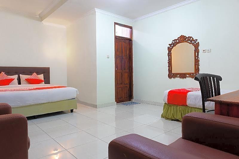 Super OYO 1682 Greenia Hotel