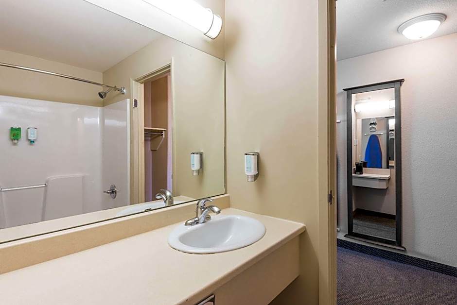 Super 8 by Wyndham Windsor NS