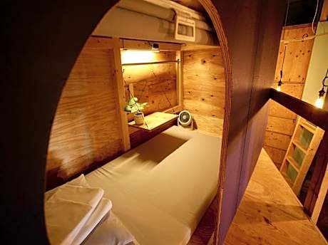 2 Beds in Female Dormitory Room (8 Adults)