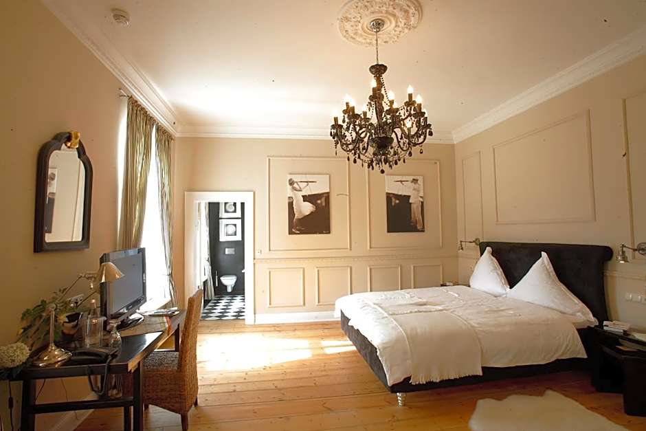 Photo 1 of 3 of Deluxe 1 King Bed