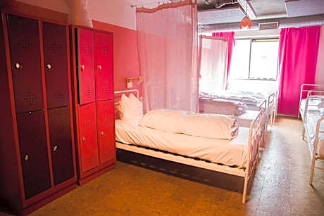 Bed in 7- bed Girls Dorm