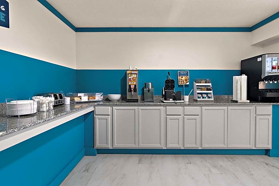 Clarion Pointe Bloomington - Normal near I-55 and University