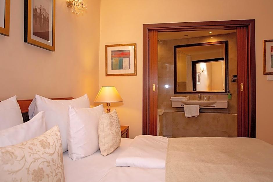 FLEUR DE LIS HOTEL