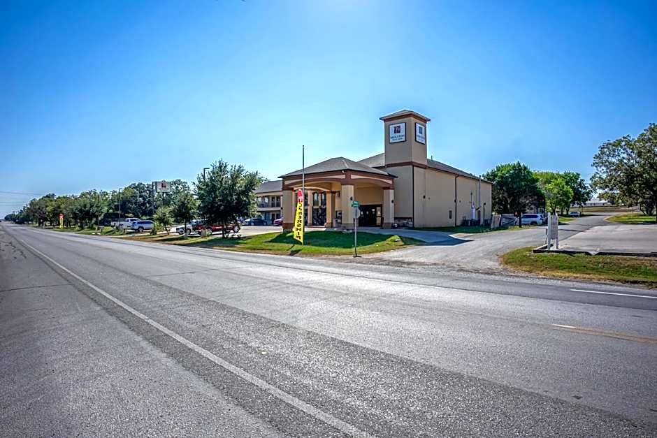 Moulton Inn & Suites By OYO