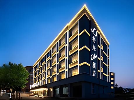 Xana Deluxe Business Twin Room