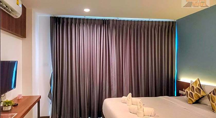 Louis' Runway View Hotel