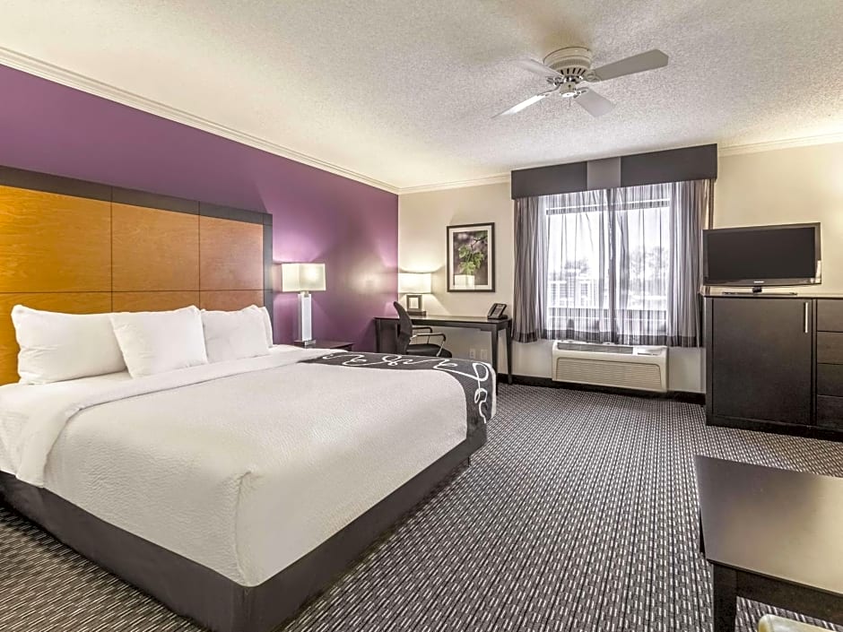 La Quinta Inn & Suites by Wyndham Cleveland - Airport North