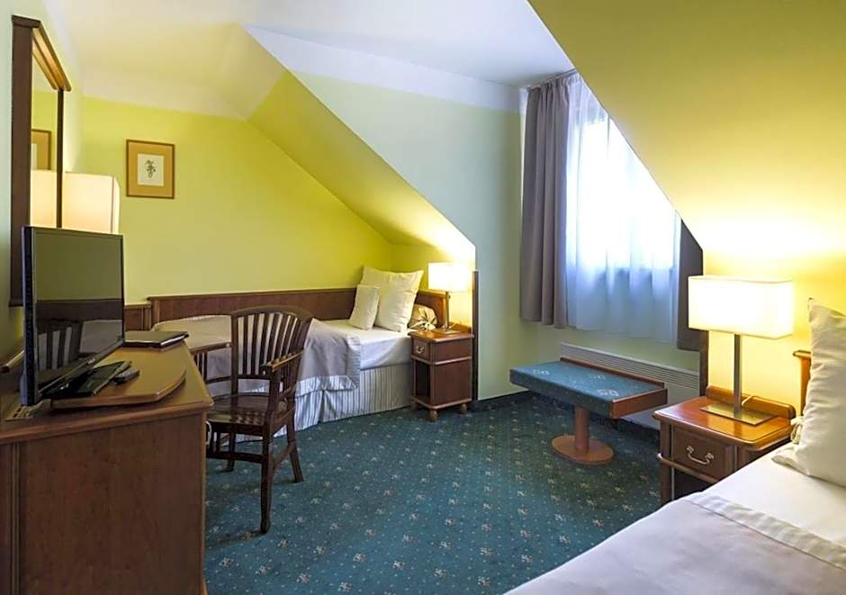 Hotel Selsky Dvur - Bohemian Village Courtyard