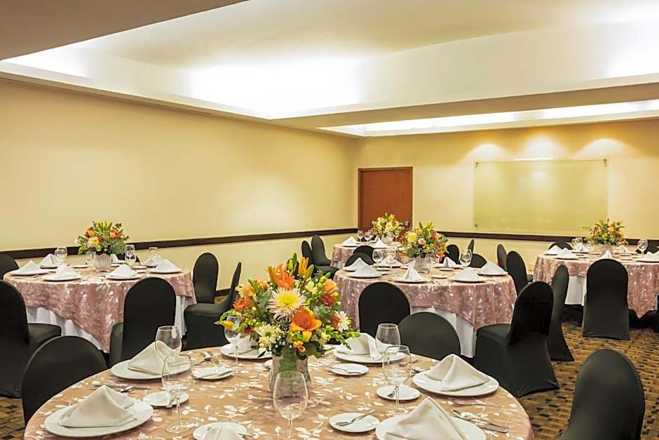 Fiesta Inn Express San Luis Potosi Oriente