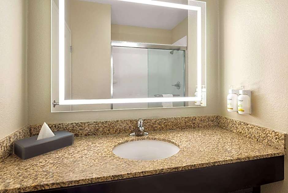 La Quinta Inn & Suites by Wyndham Knoxville Airport