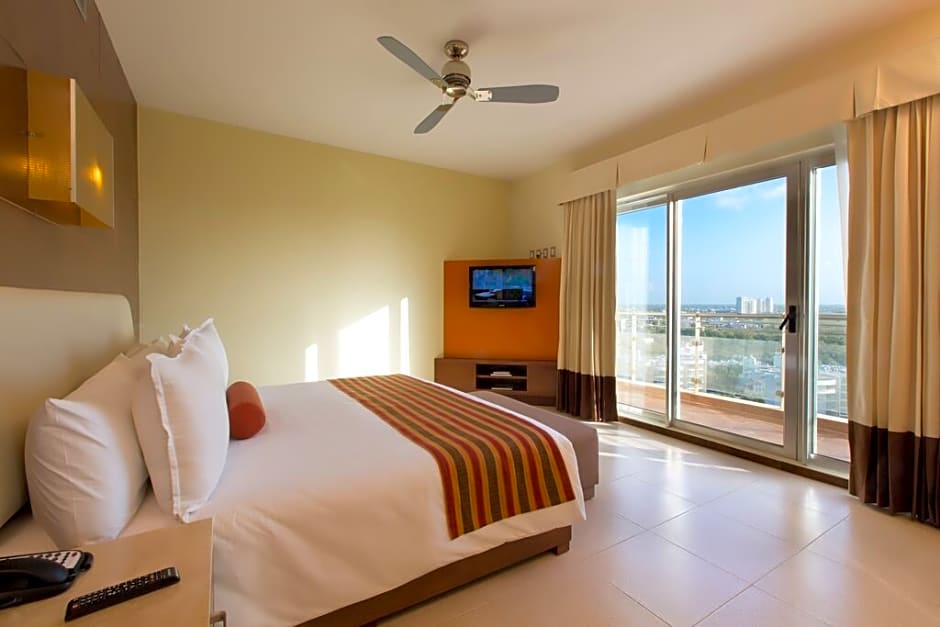 Krystal Urban Cancun-Malecon