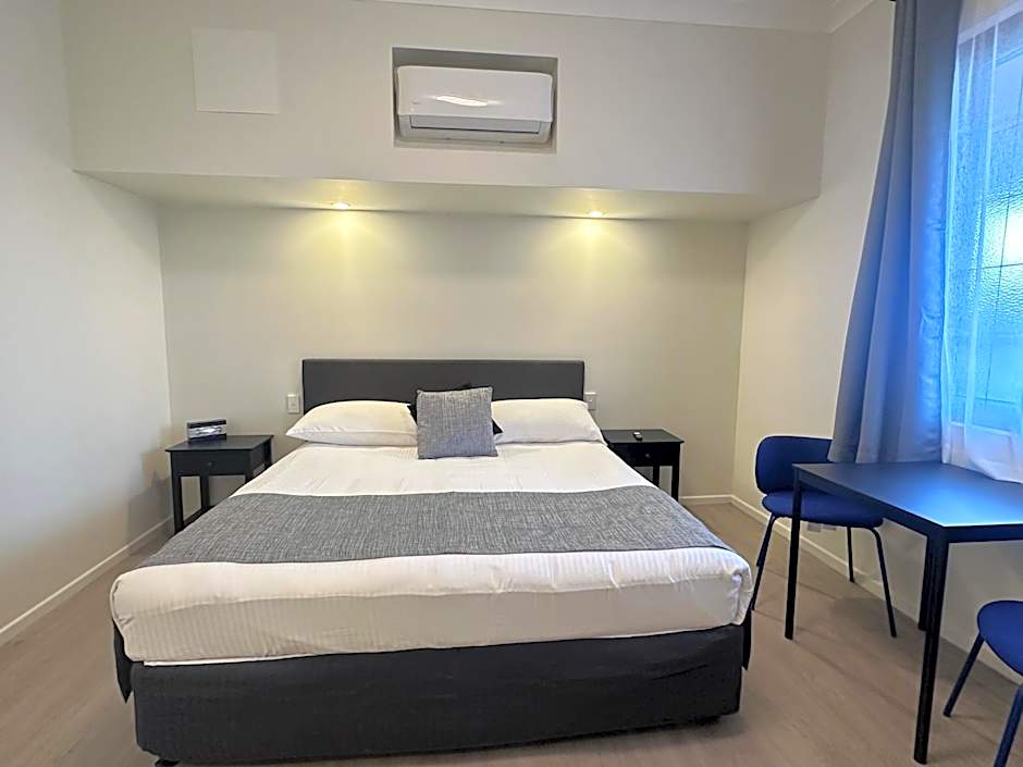 McNevins Logan Park Motel