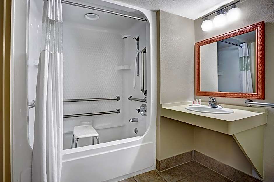 Travelodge by Wyndham Iowa City