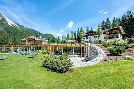Hotel Dolomitenhof & Chalet Alte Post
