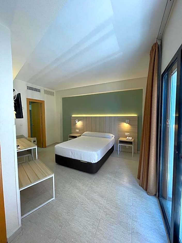 Photo 1 of 6 of 1 Double Bed or 2 Beds, Balcony