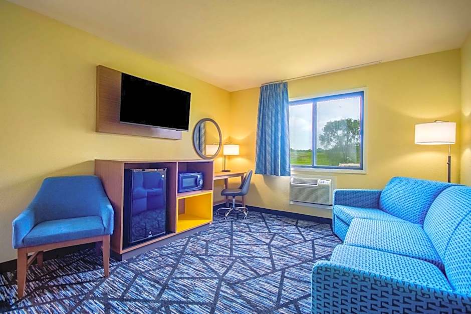 Days Inn & Suites by Wyndham Waterloo