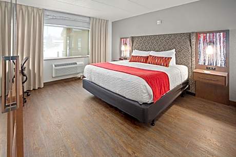 Suite King Bed Mobility Access Comm Assist Roll In Shower Whirlpool Microwave Fridge NSMK Breakfast