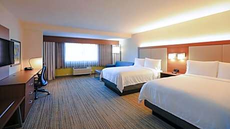 Standard Queen Room with Two Queen Beds and Mobility Accessible Tub