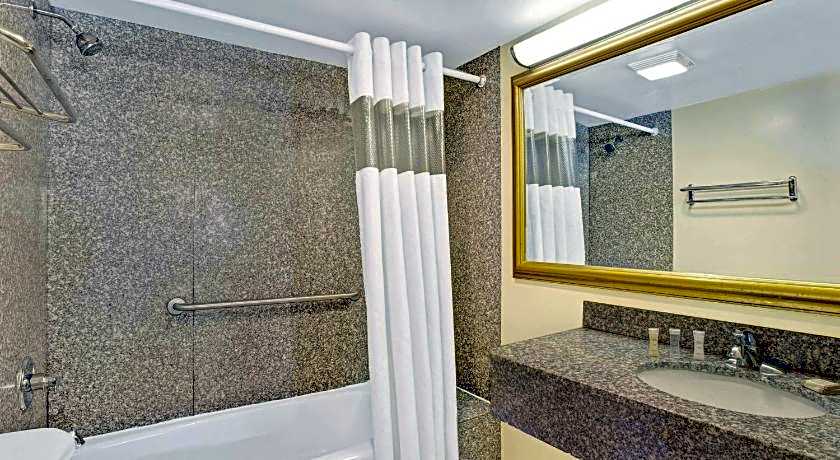 Howard Johnson by Wyndham Pikesville