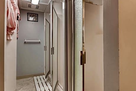 Single Bed in Mixed Dormitory Room