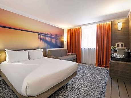 2 Adjacent Non-Communicating Rooms