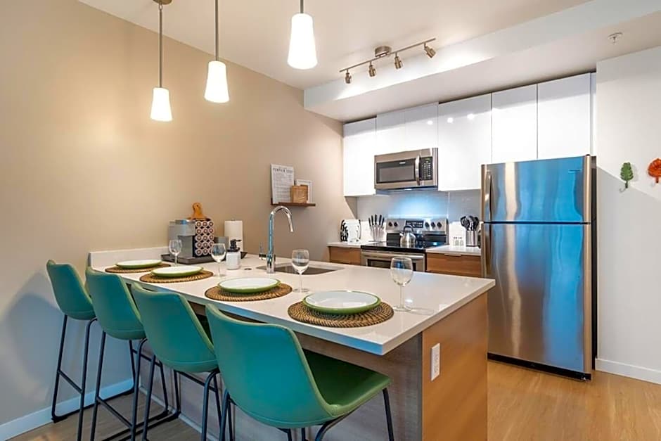 Palm Theme King Bed Paid Garage 55" 4k Smart T