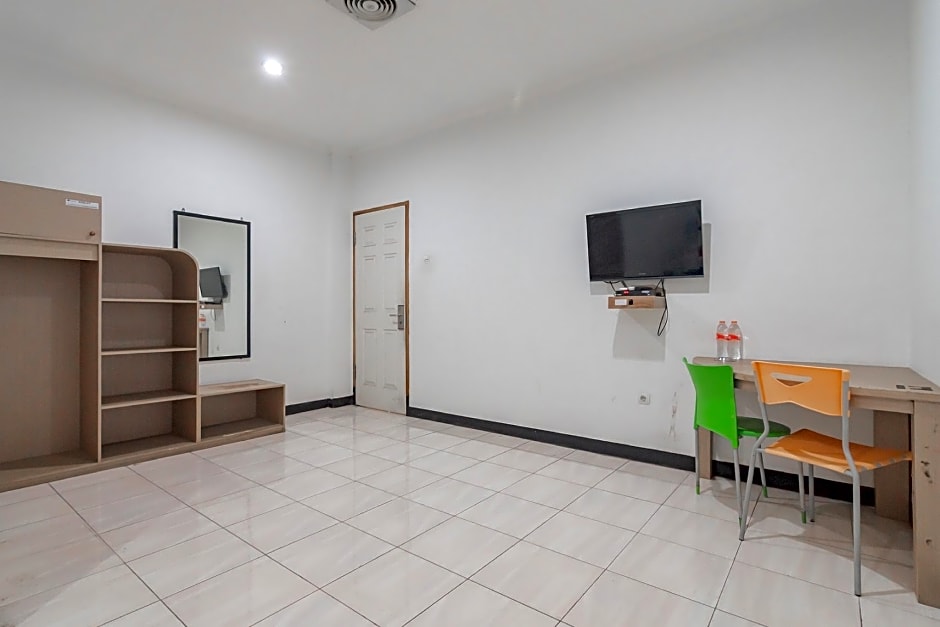 RedDoorz near Sukabumi Station 2