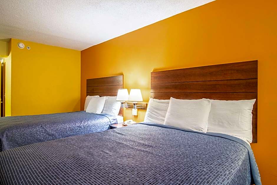 Econo Lodge At Six Flags