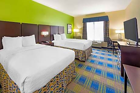 Deluxe Queen Suite with Two Queen Rooms with Kitchenette