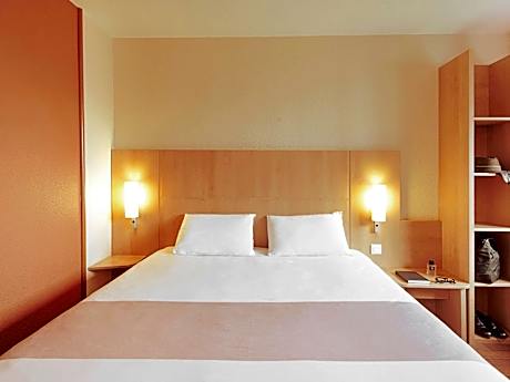 Room with 1 double bed + 1 extra bed