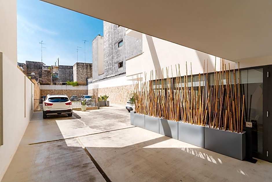 Glass House - Smart Rooms & Parking