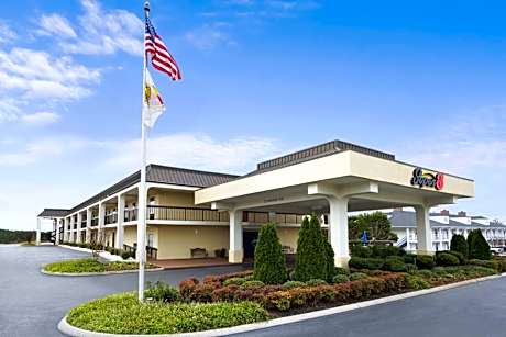 Super 8 by Wyndham Calhoun