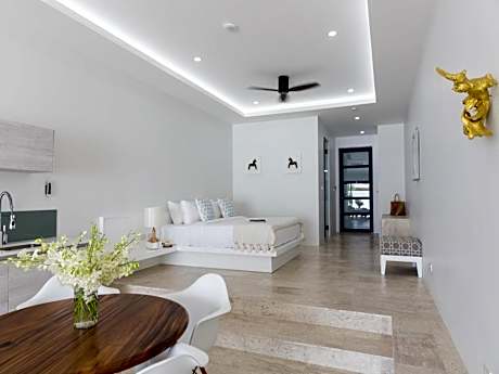 One-Bedroom Pool Suite