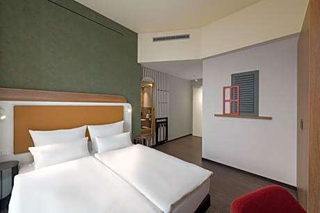Comfort Queen Room - Mobility Accessible