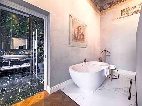 Courtyard Signature Suite