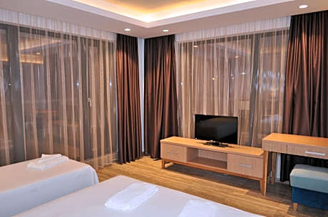 Standard Triple Room with Balcony and Sea View