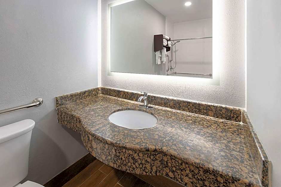 La Quinta Inn & Suites by Wyndham Buffalo Airport